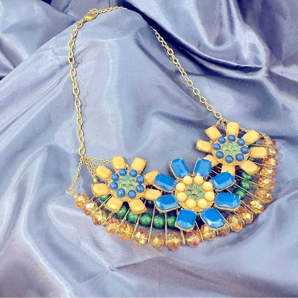 Vintage flower beaded gold tone necklace. - Picture 3 of 3